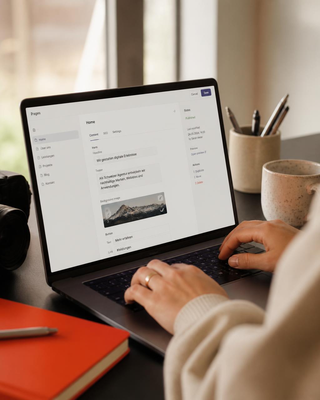 Redaktorin pflegt Inhalte in einem Content-Management-System